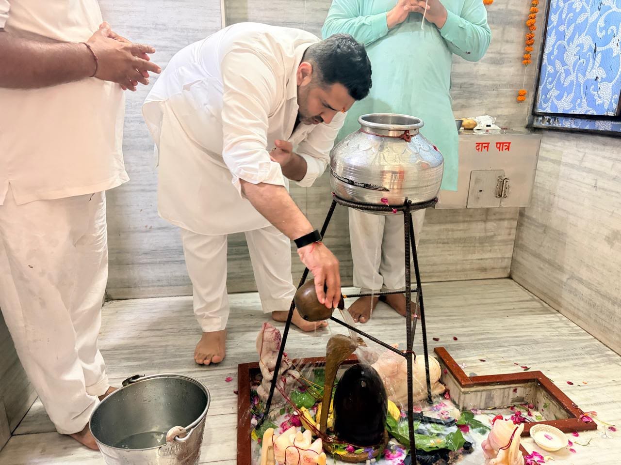 फोटो : सोनीपत के शिव मंदिर, नंदवानी नगर में भगवान शिव का जलाभिषेक करते श्रद्धालु। स्रोत: पाठ