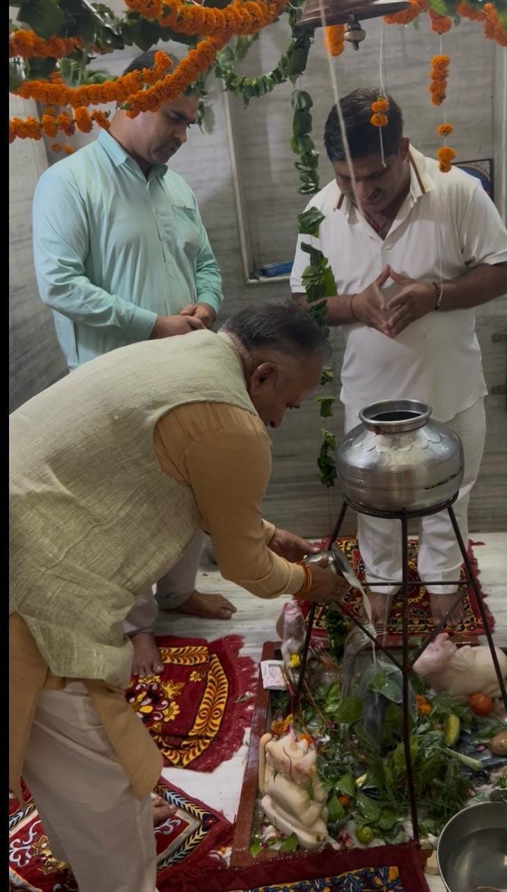 फोटो : सोनीपत के शिव मंदिर, नंदवानी नगर में भगवान शिव का जलाभिषेक करते श्रद्धालु। स्रोत: पाठ