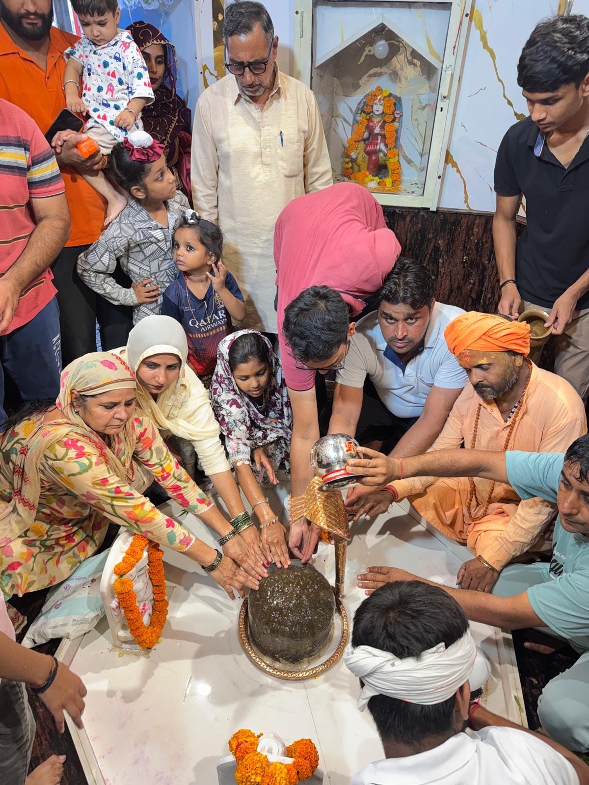 फोटो : सोनीपत के शिव मंदिर, नंदवानी नगर में भगवान शिव का जलाभिषेक करते श्रद्धालु। स्रोत: पाठ