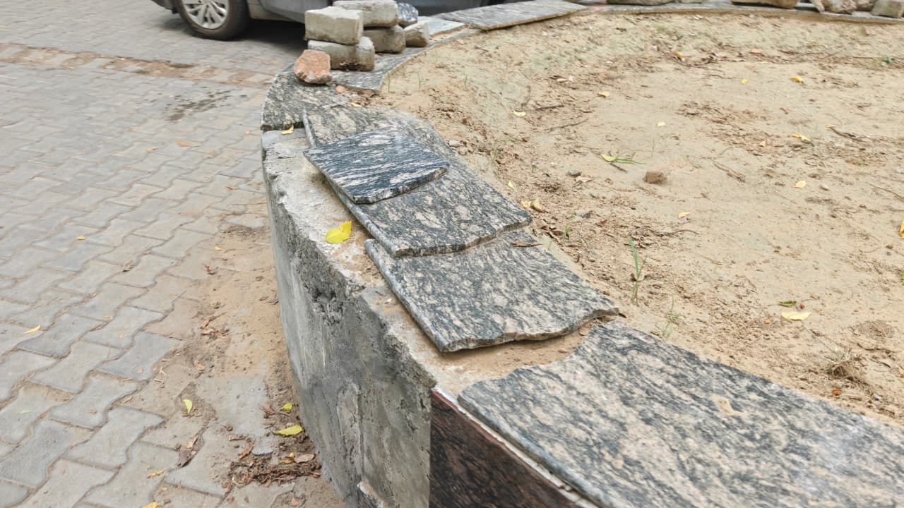 फतेहाबाद। लघु सचिवालय के परिसर में टूटी टाइलें। संवाद फतेहाबाद। लघु सचिवालय के परिसर में टूटी टाइलें। संवाद
