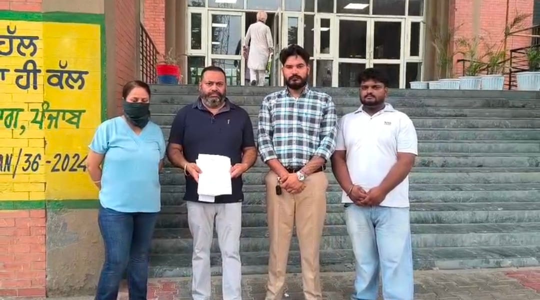 गोलियां चलाते हुआ बदमाश जो सीसीटीवी कैमरे में कैद हो गया। गोलियां चलाते हुआ बदमाश जो सीसीटीवी कैमरे में कैद हो गया।