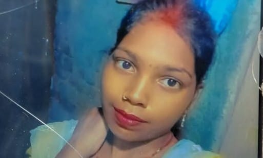 घटनास्थल पर मौजूद भीड़ एवं मृतिका की फाइल फोटो घटनास्थल पर मौजूद भीड़ एवं मृतिका की फाइल फोटो