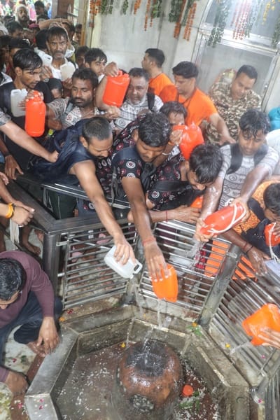 हर हर महादेव:- बालैनी के पुरा महादेव मंदिर में सोमवार को त्रयोदशी का जलाभिषेक करते कांवड़िये