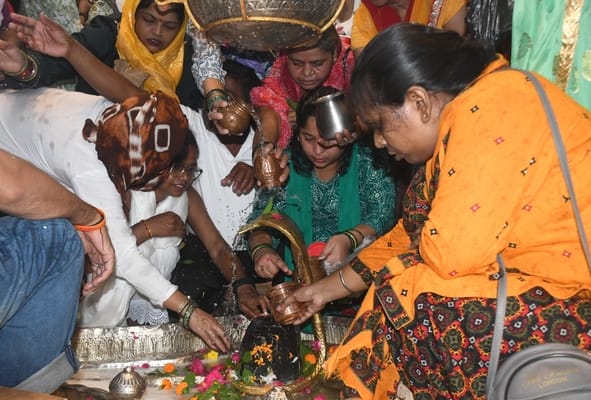 हर हर महादेव से गूंजे शिवालय
