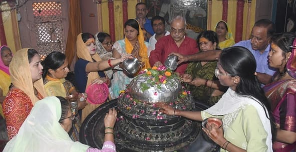 हर हर महादेव से गूंजे शिवालय