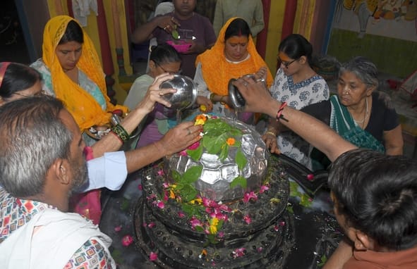 हर हर महादेव से गूंजे शिवालय