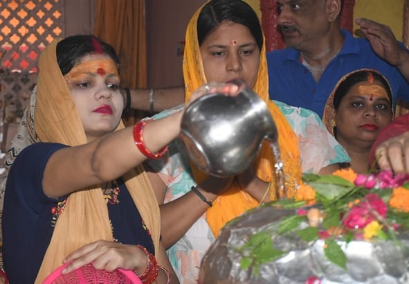 हर हर महादेव से गूंजे शिवालय