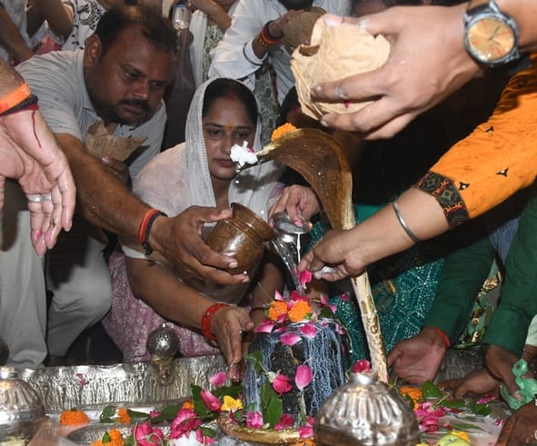 हर हर महादेव से गूंजे शिवालय