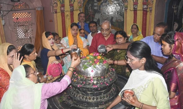 हर हर महादेव से गूंजे शिवालय