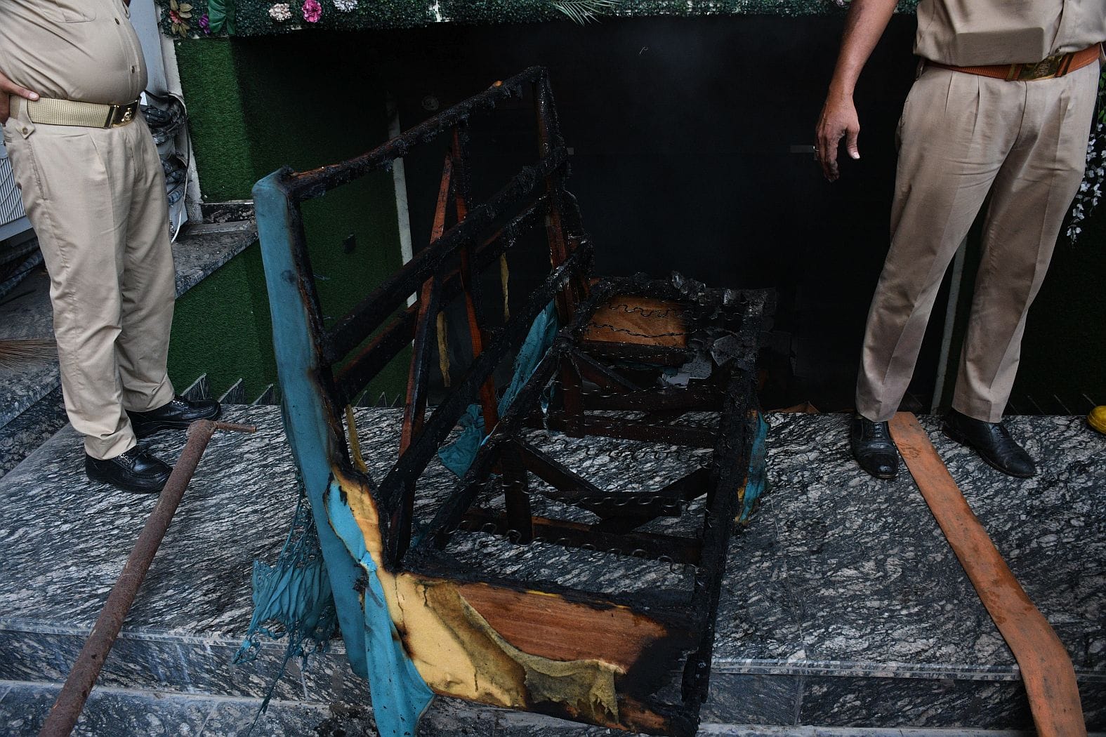 इंदिरानगर में रेस्टोरेंट में लगी आग को बुझाते दमकलकर्मी। इंदिरानगर में रेस्टोरेंट में लगी आग को बुझाते दमकलकर्मी।