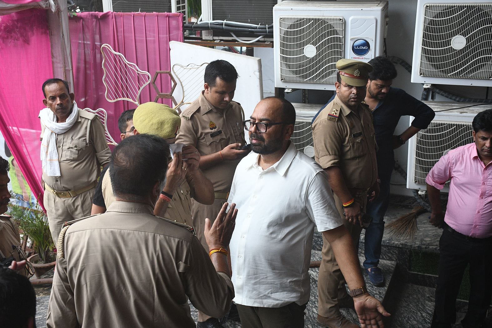 इंदिरानगर में रेस्टोरेंट में लगी आग को बुझाते दमकलकर्मी। इंदिरानगर में रेस्टोरेंट में लगी आग को बुझाते दमकलकर्मी।