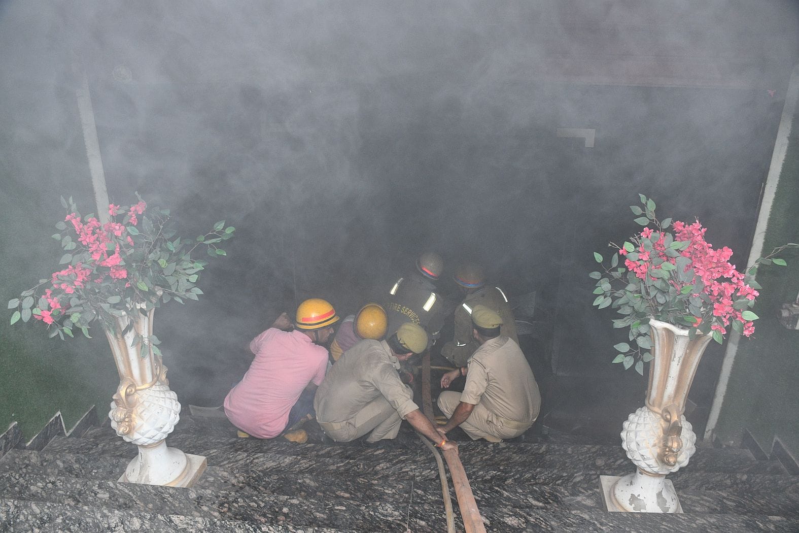 इंदिरानगर में रेस्टोरेंट में लगी आग को बुझाते दमकलकर्मी। इंदिरानगर में रेस्टोरेंट में लगी आग को बुझाते दमकलकर्मी।