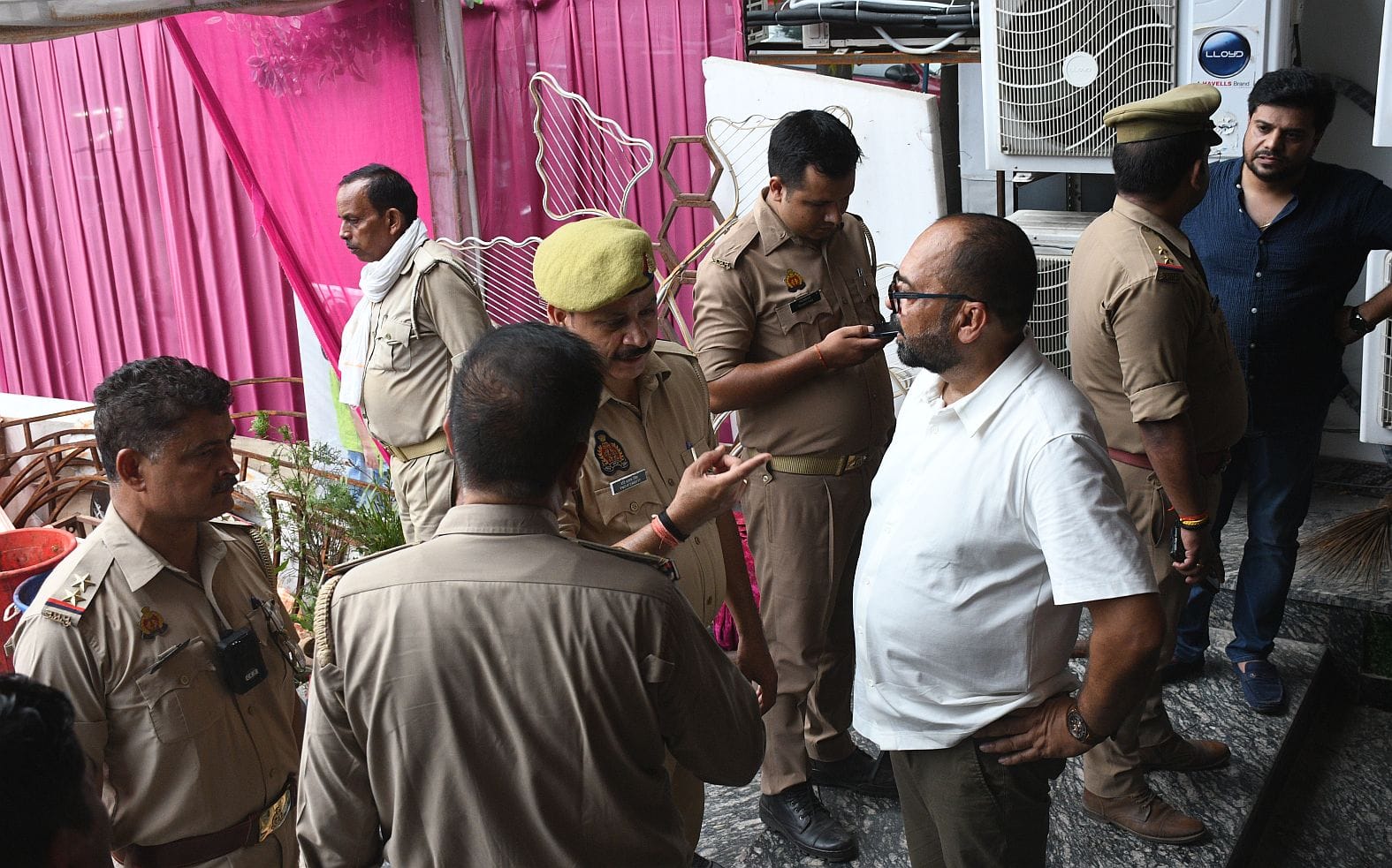 इंदिरानगर में रेस्टोरेंट में लगी आग को बुझाते दमकलकर्मी। इंदिरानगर में रेस्टोरेंट में लगी आग को बुझाते दमकलकर्मी।