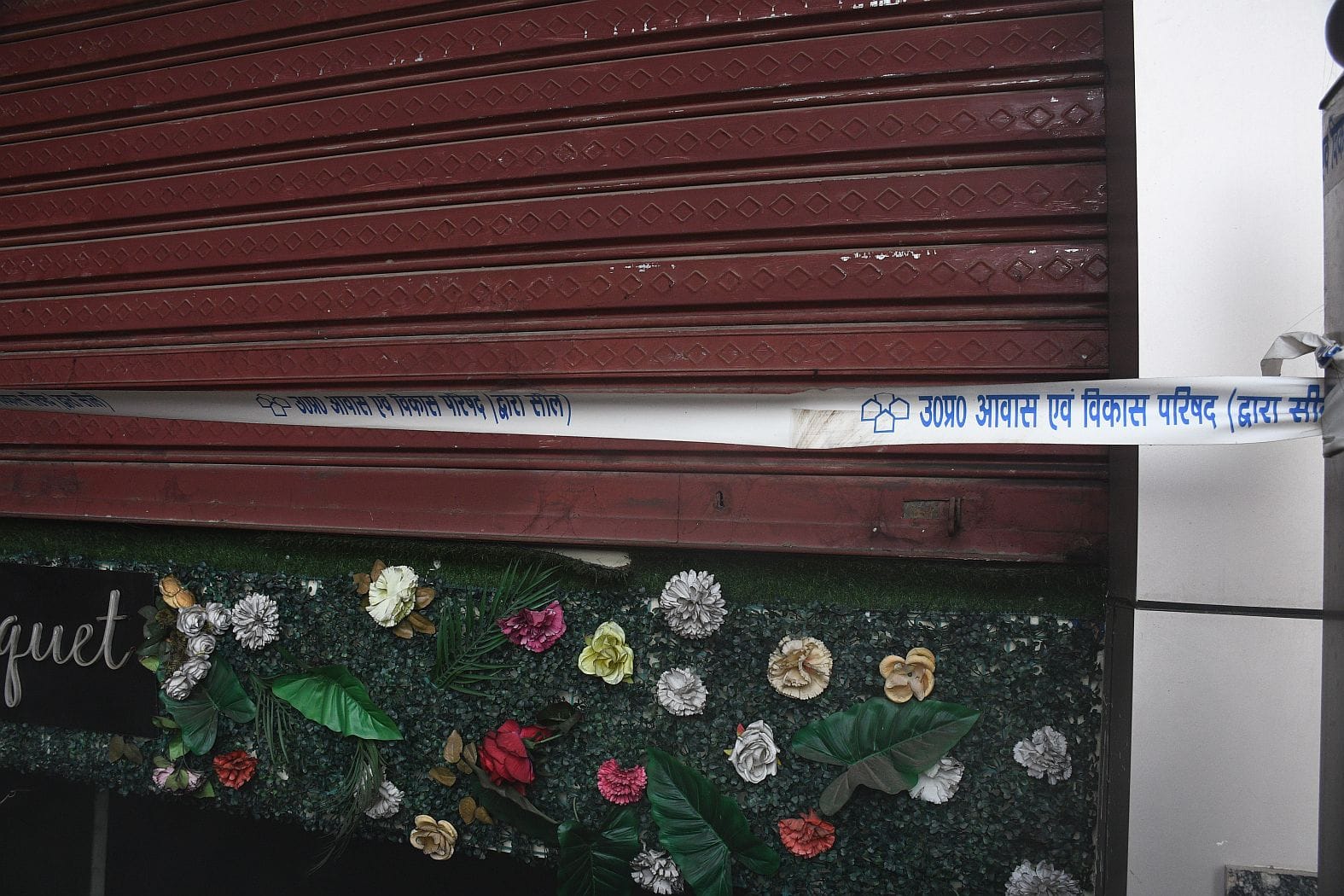 इंदिरानगर में रेस्टोरेंट में लगी आग को बुझाते दमकलकर्मी। इंदिरानगर में रेस्टोरेंट में लगी आग को बुझाते दमकलकर्मी।