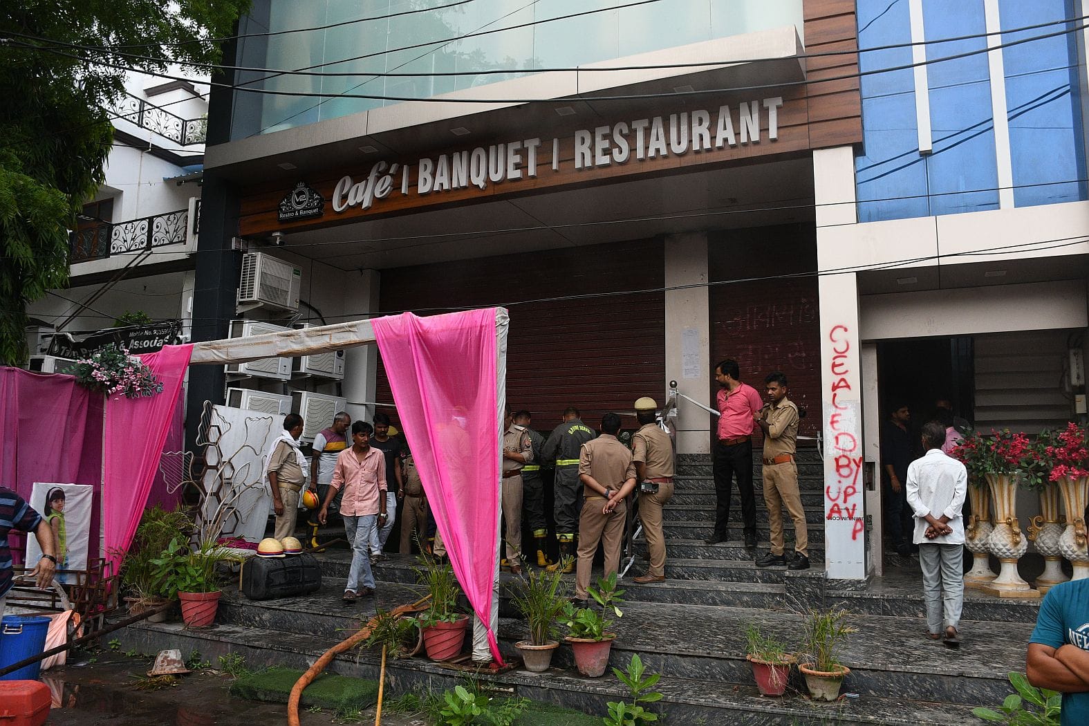 इंदिरानगर में रेस्टोरेंट में लगी आग को बुझाते दमकलकर्मी। इंदिरानगर में रेस्टोरेंट में लगी आग को बुझाते दमकलकर्मी।