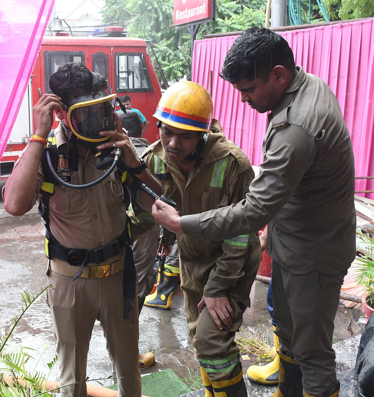 इंदिरानगर में रेस्टोरेंट में लगी आग को बुझाते दमकलकर्मी। इंदिरानगर में रेस्टोरेंट में लगी आग को बुझाते दमकलकर्मी।