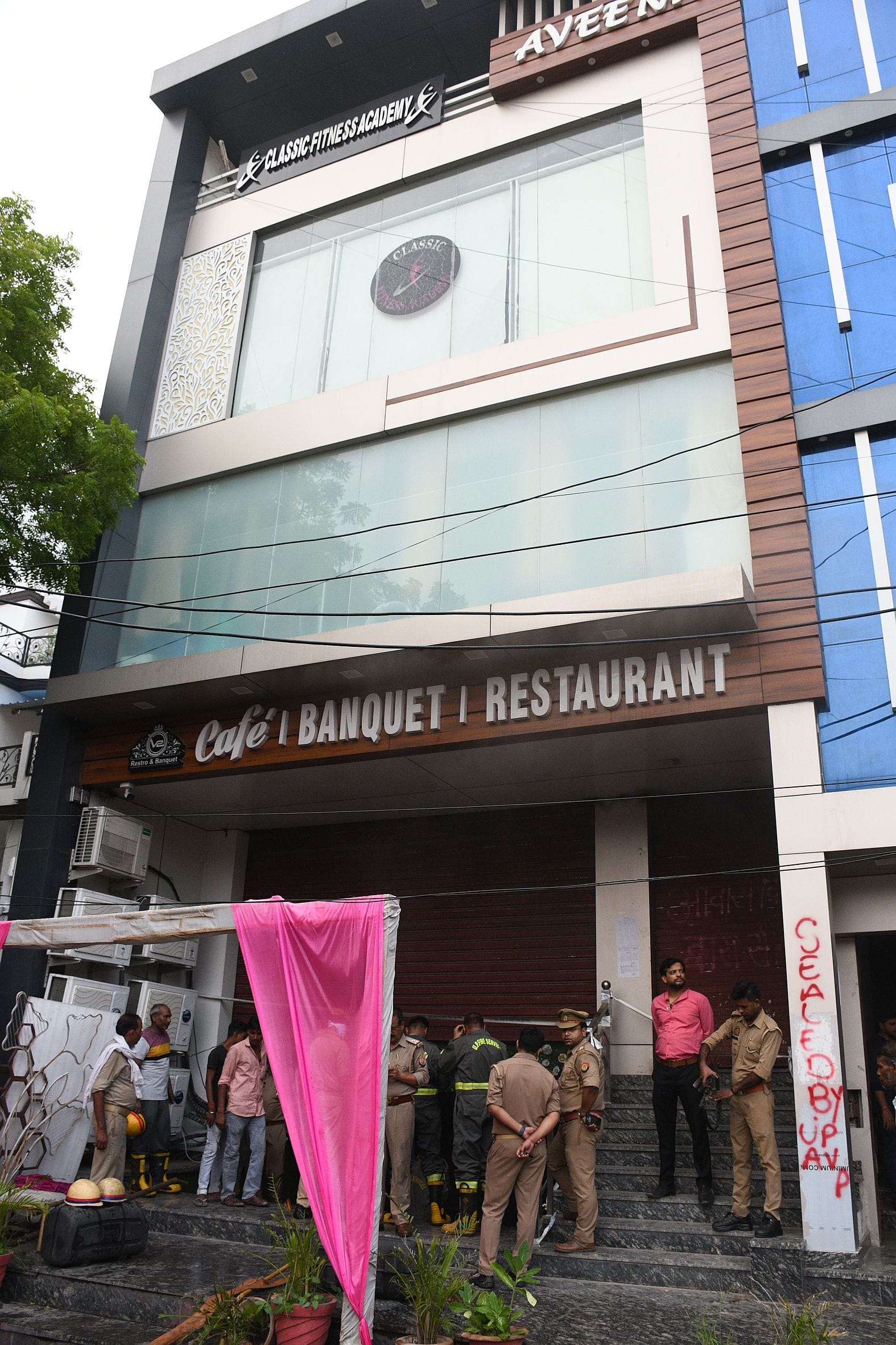 इंदिरानगर में रेस्टोरेंट में लगी आग को बुझाते दमकलकर्मी। इंदिरानगर में रेस्टोरेंट में लगी आग को बुझाते दमकलकर्मी।