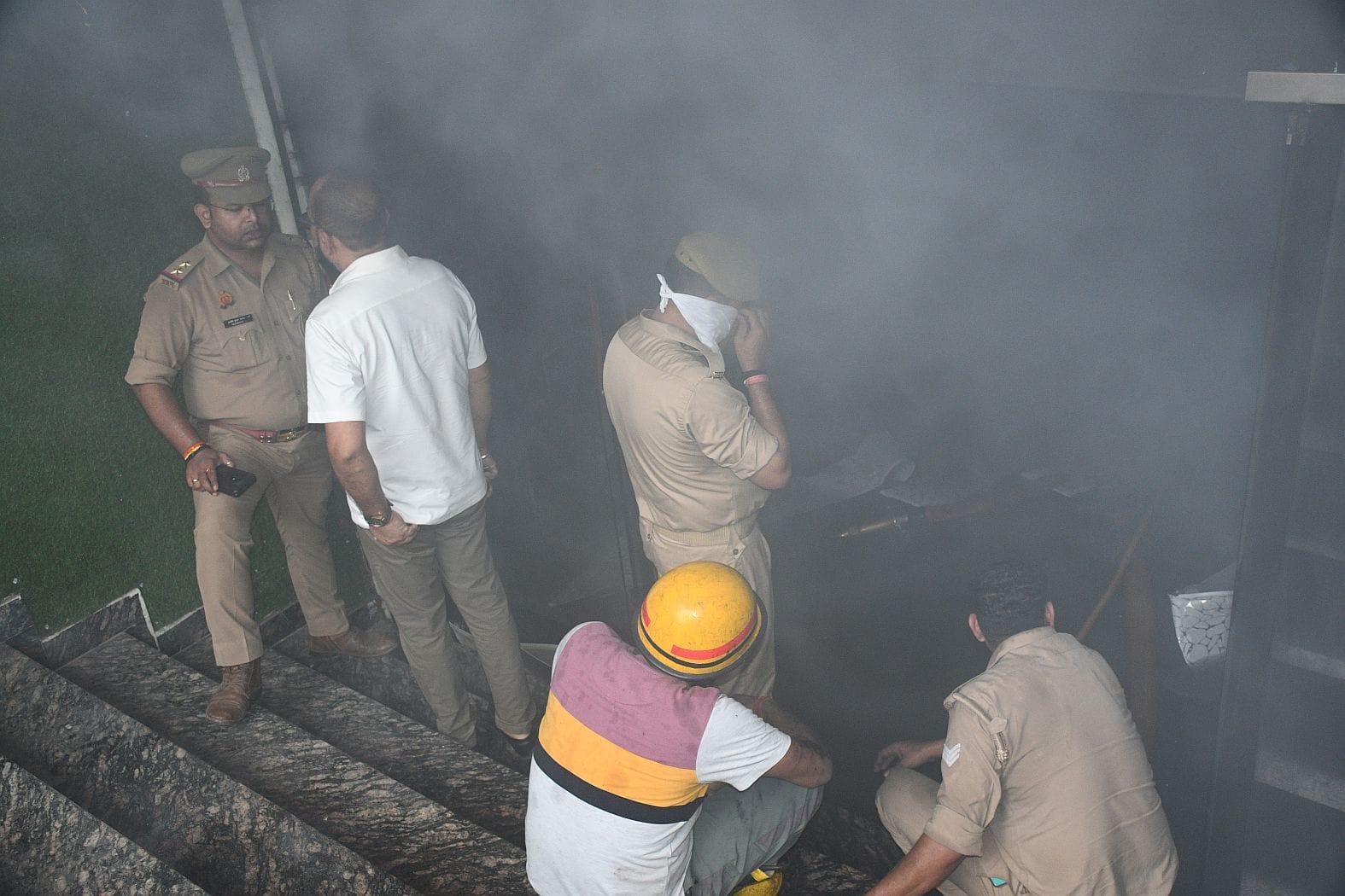 इंदिरानगर में रेस्टोरेंट में लगी आग को बुझाते दमकलकर्मी। इंदिरानगर में रेस्टोरेंट में लगी आग को बुझाते दमकलकर्मी।