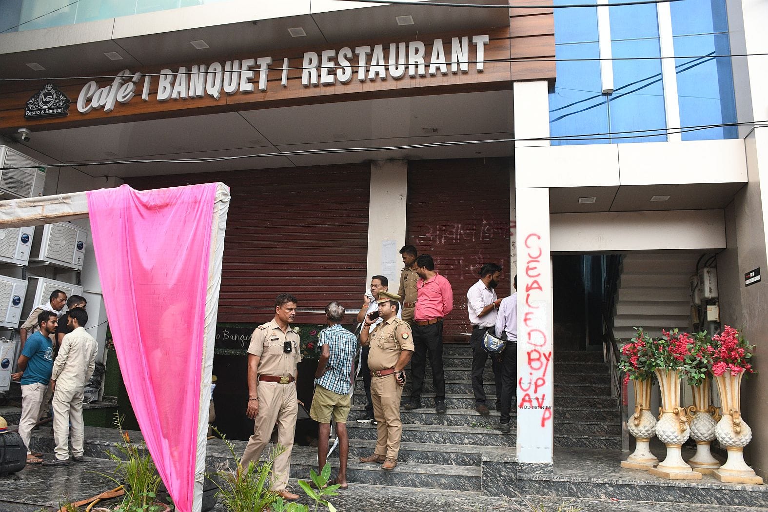 इंदिरानगर में रेस्टोरेंट में लगी आग को बुझाते दमकलकर्मी। इंदिरानगर में रेस्टोरेंट में लगी आग को बुझाते दमकलकर्मी।