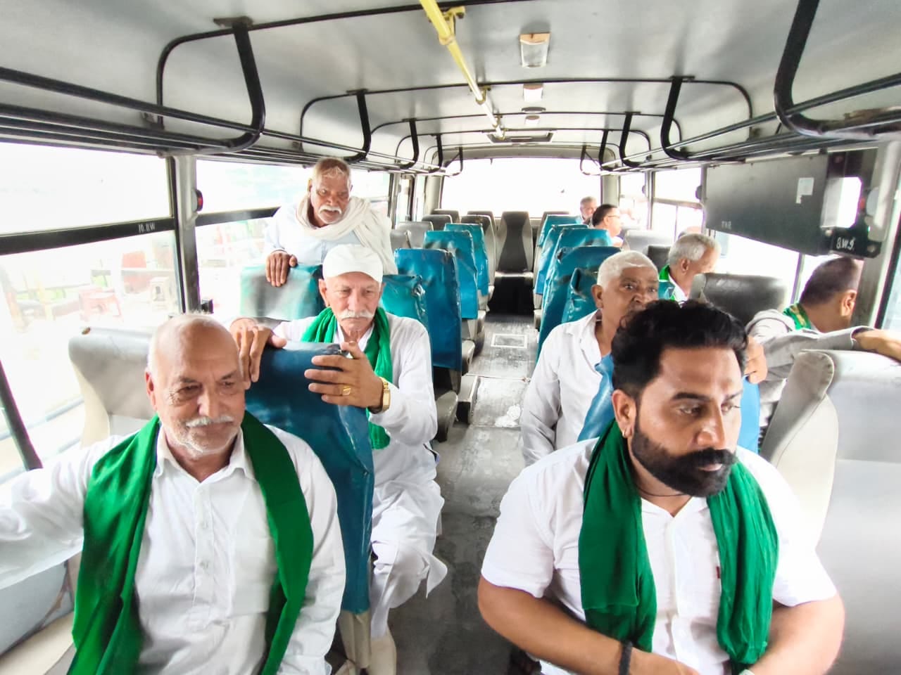 जगाधरी अनाज मंडी गेट पर नारेबाजी कर रोष प्रकट करते भाकियू के पदाधिकारी। संवाद