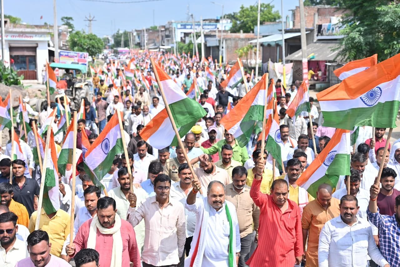 जिले के विभिन्न इलाकों में मंगलवार को तिरंगा यात्रा निकालते लोग। संवाद जिले के विभिन्न इलाकों में मंगलवार को तिरंगा यात्रा निकालते लोग। संवाद