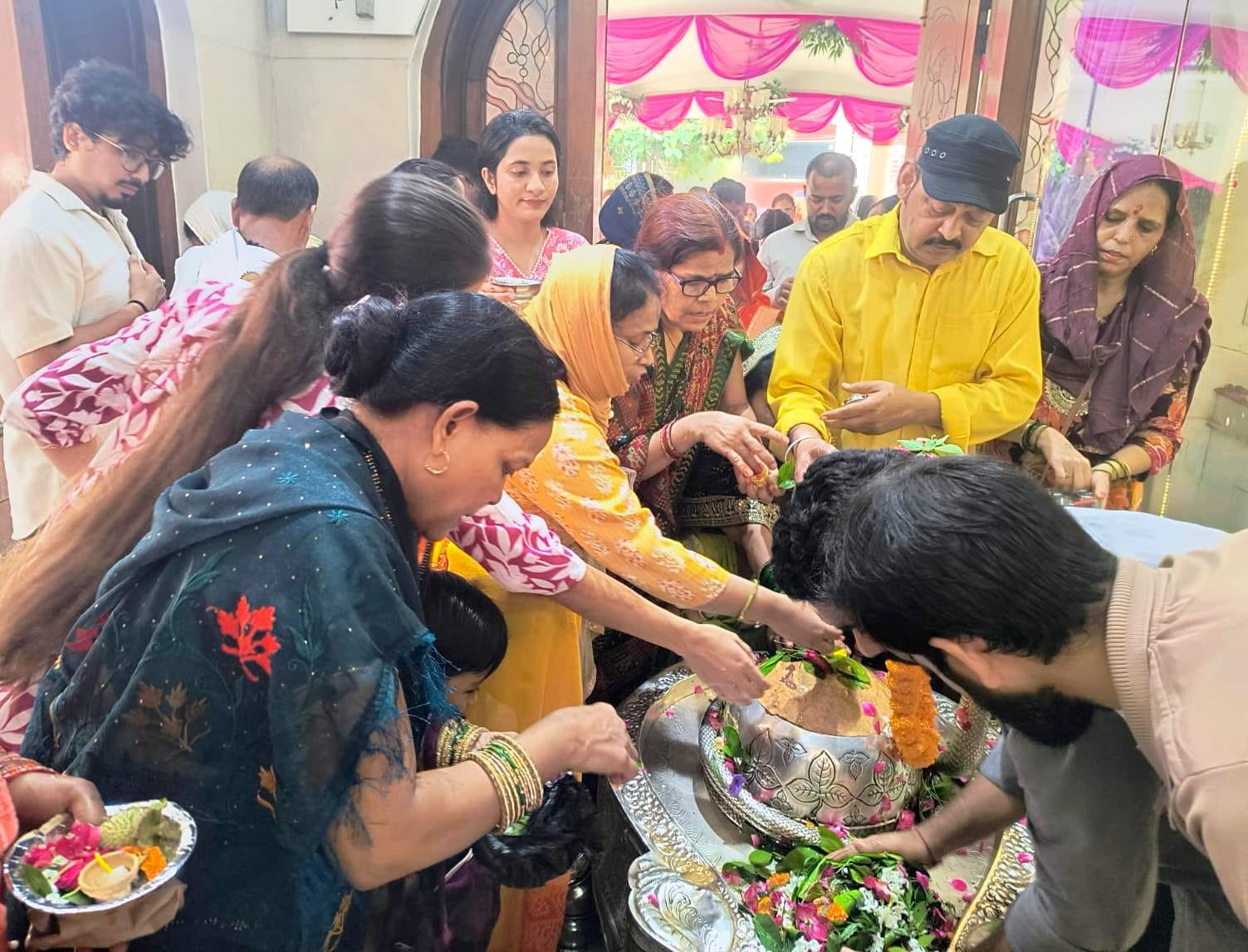 जलालाबाद बरेली हाइवे पर खड़े रोके गये भारी वाहन। संवाद