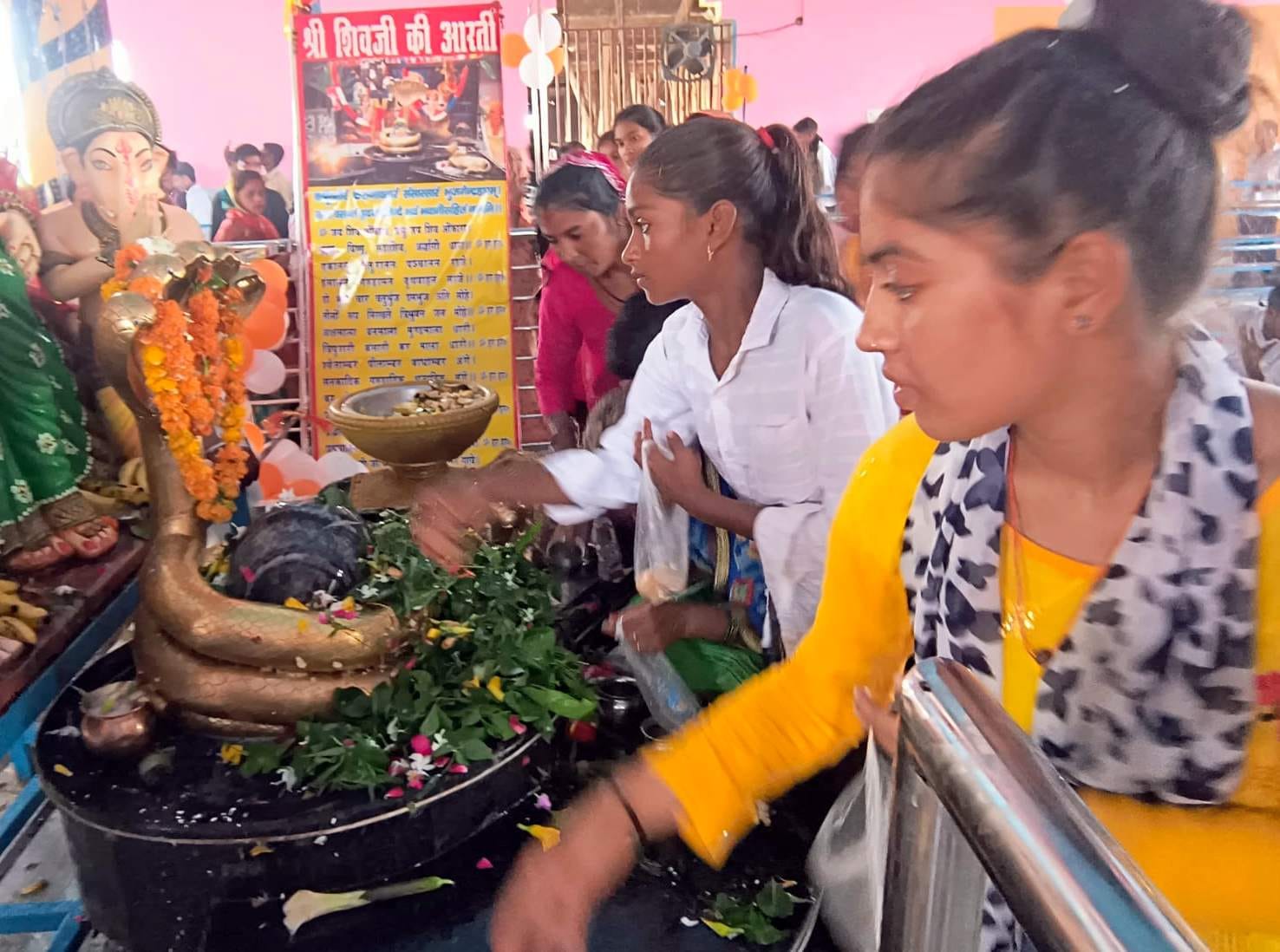 जलालाबाद बरेली हाइवे पर खड़े रोके गये भारी वाहन। संवाद