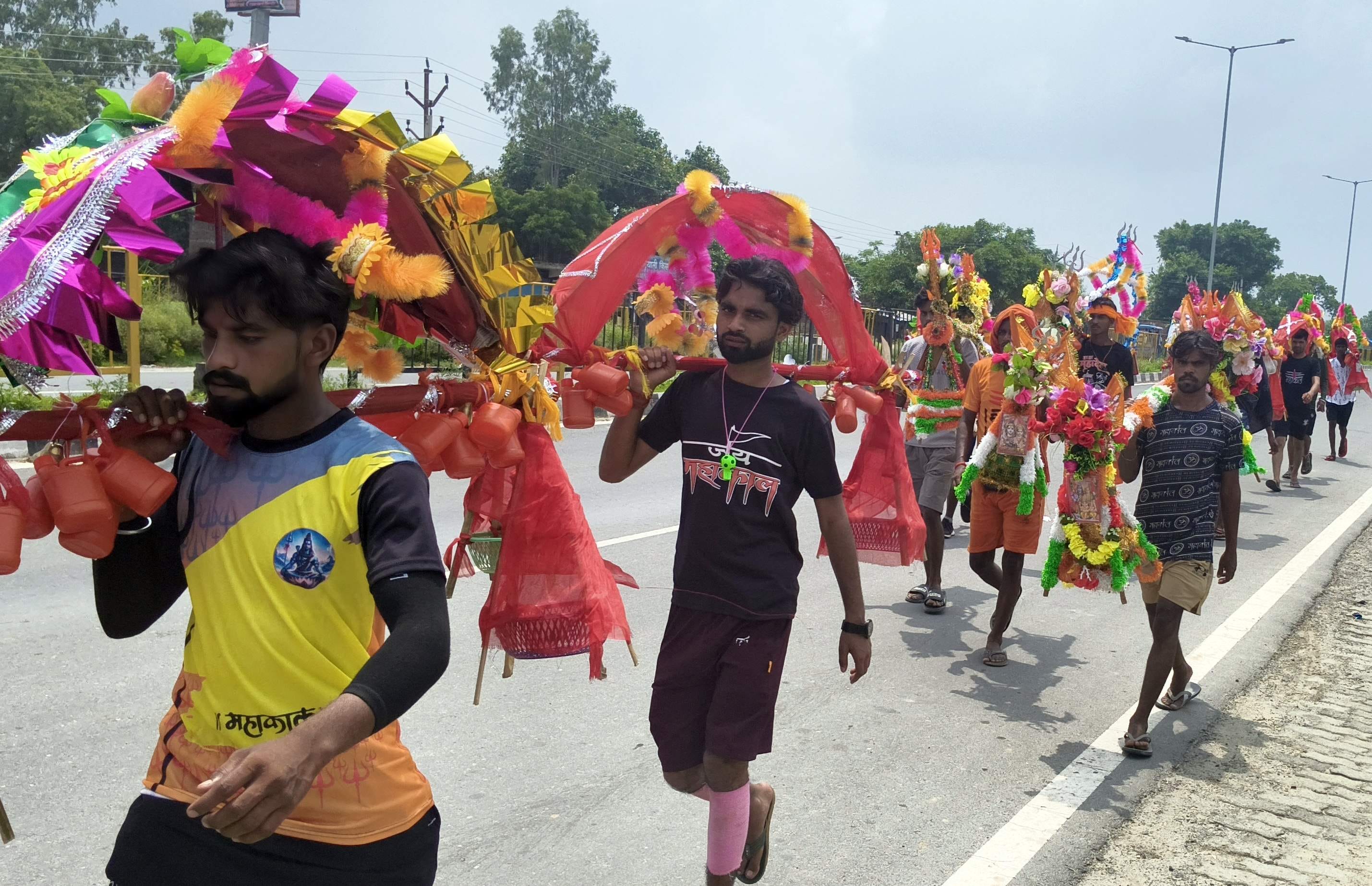 जलालाबाद बरेली हाइवे पर खड़े रोके गये भारी वाहन। संवाद