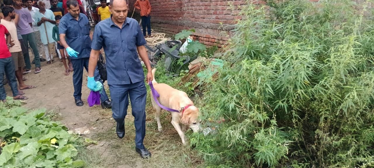 जलेसर के मुख्य बाजार स्थित मकान चोरी के बाद बिखरा पड़ा सामान। संवाद