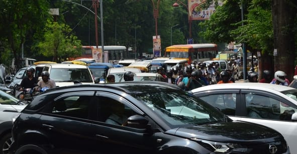 जाम में फंसे वाहन जाम में फंसे वाहन