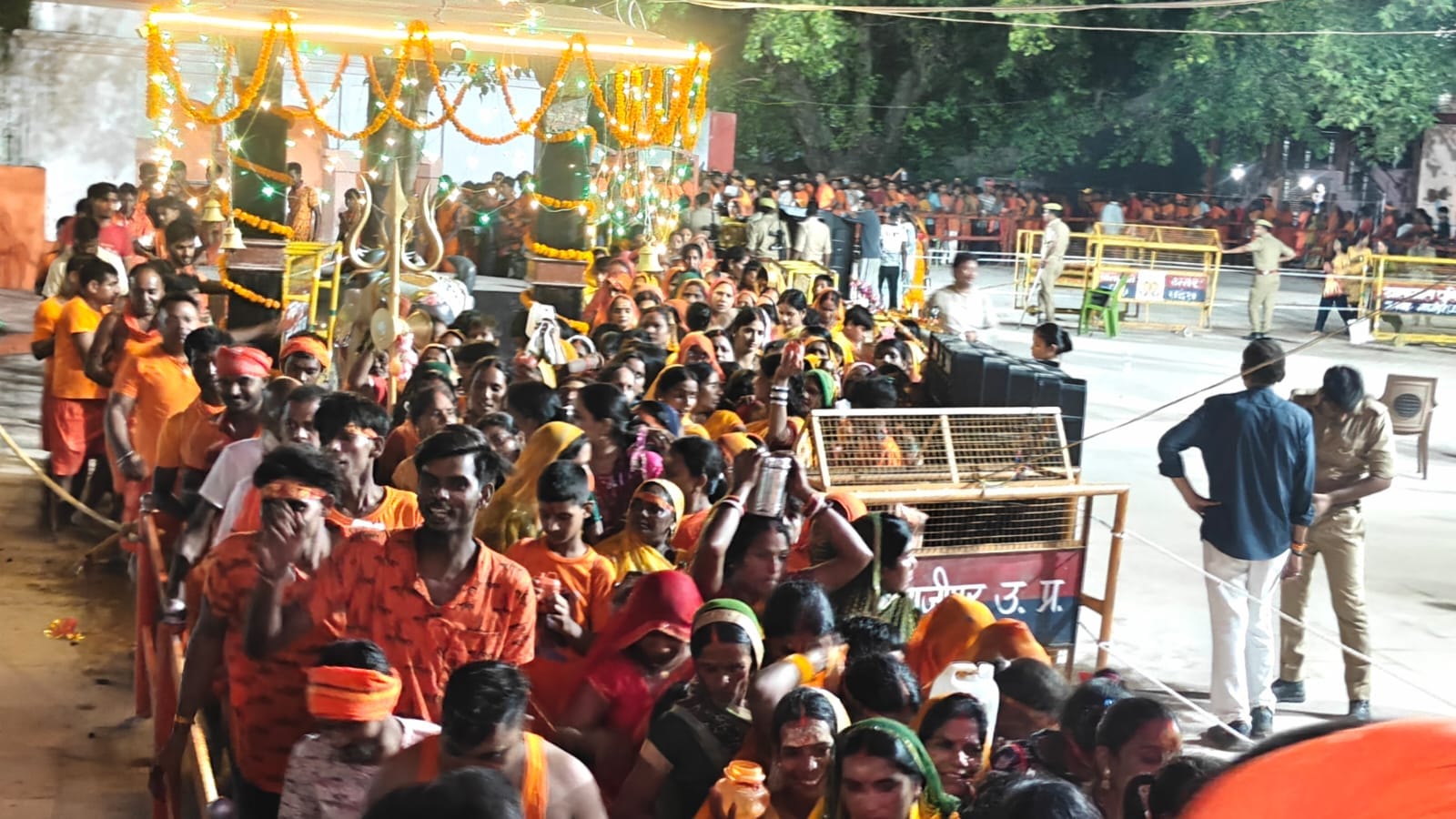 जमानिया नगर के बलुआ घाट पर कावंडियों को प्रसाद वितरण करते मां गंगा उत्तर वाहिनी सेवा समिति के स जमानिया नगर के बलुआ घाट पर कावंडियों को प्रसाद वितरण करते मां गंगा उत्तर वाहिनी सेवा समिति के स