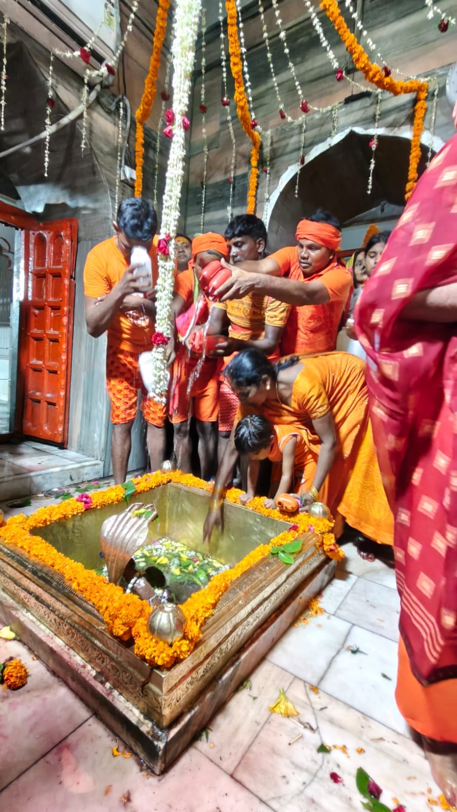 जमानिया नगर के बलुआ घाट पर कावंडियों को प्रसाद वितरण करते मां गंगा उत्तर वाहिनी सेवा समिति के स जमानिया नगर के बलुआ घाट पर कावंडियों को प्रसाद वितरण करते मां गंगा उत्तर वाहिनी सेवा समिति के स