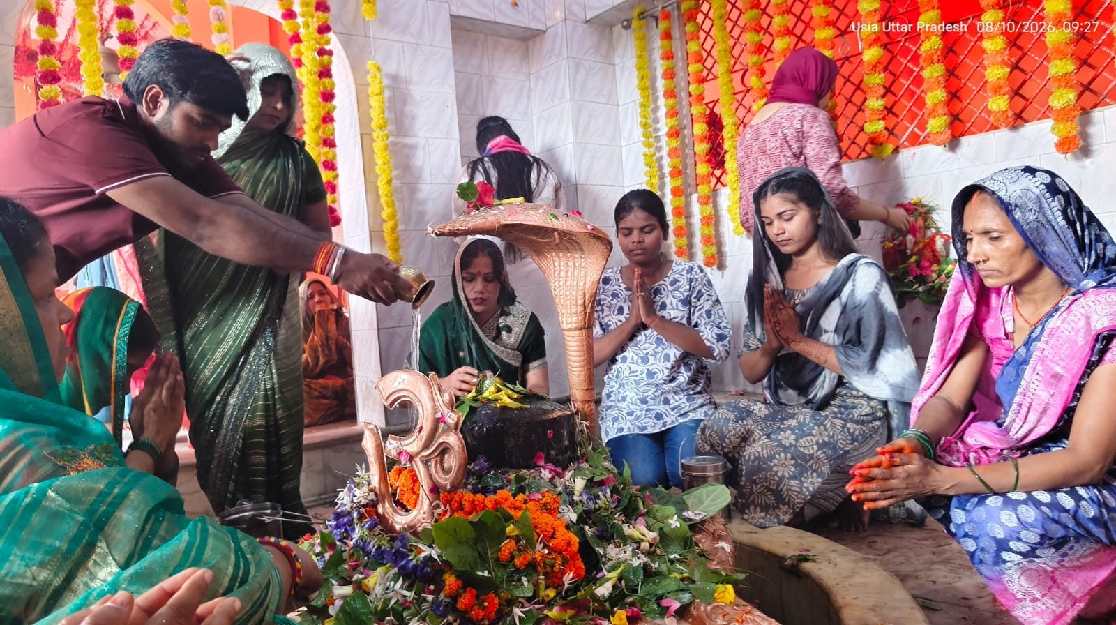 जमानिया नगर के बलुआ घाट पर कावंडियों को प्रसाद वितरण करते मां गंगा उत्तर वाहिनी सेवा समिति के स जमानिया नगर के बलुआ घाट पर कावंडियों को प्रसाद वितरण करते मां गंगा उत्तर वाहिनी सेवा समिति के स