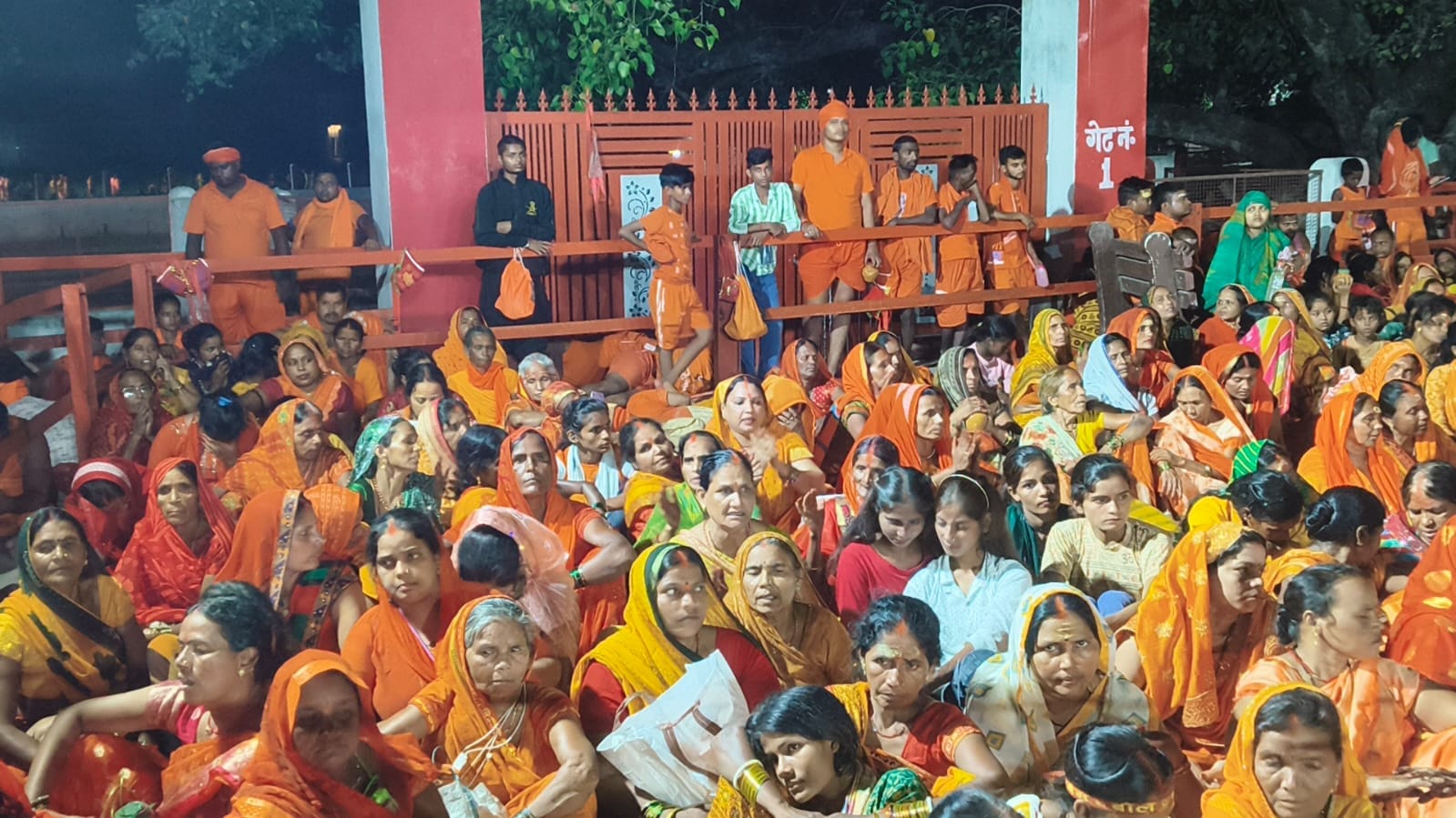 जमानिया नगर के बलुआ घाट पर कावंडियों को प्रसाद वितरण करते मां गंगा उत्तर वाहिनी सेवा समिति के स जमानिया नगर के बलुआ घाट पर कावंडियों को प्रसाद वितरण करते मां गंगा उत्तर वाहिनी सेवा समिति के स