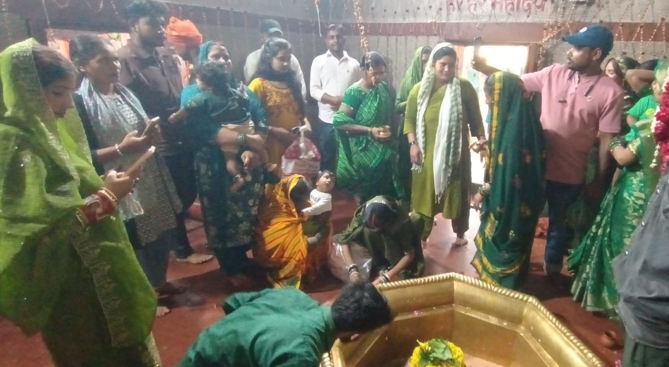 जमानिया नगर के बलुआ घाट पर कावंडियों को प्रसाद वितरण करते मां गंगा उत्तर वाहिनी सेवा समिति के स जमानिया नगर के बलुआ घाट पर कावंडियों को प्रसाद वितरण करते मां गंगा उत्तर वाहिनी सेवा समिति के स