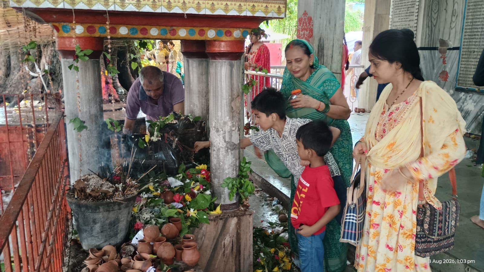 जमानिया नगर के बलुआ घाट पर कावंडियों को प्रसाद वितरण करते मां गंगा उत्तर वाहिनी सेवा समिति के स जमानिया नगर के बलुआ घाट पर कावंडियों को प्रसाद वितरण करते मां गंगा उत्तर वाहिनी सेवा समिति के स