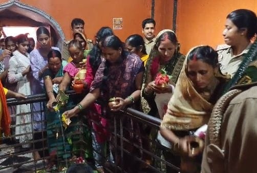 कुबेरस्थान प्राचीन शिव मंदिर में जलाभिषेक करते श्रद्धालु।स्रोत-सोशल मीडिया कुबेरस्थान प्राचीन शिव मंदिर में जलाभिषेक करते श्रद्धालु।स्रोत-सोशल मीडिया