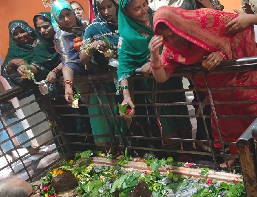 कुबेरस्थान प्राचीन शिव मंदिर में जलाभिषेक करते श्रद्धालु।स्रोत-सोशल मीडिया कुबेरस्थान प्राचीन शिव मंदिर में जलाभिषेक करते श्रद्धालु।स्रोत-सोशल मीडिया