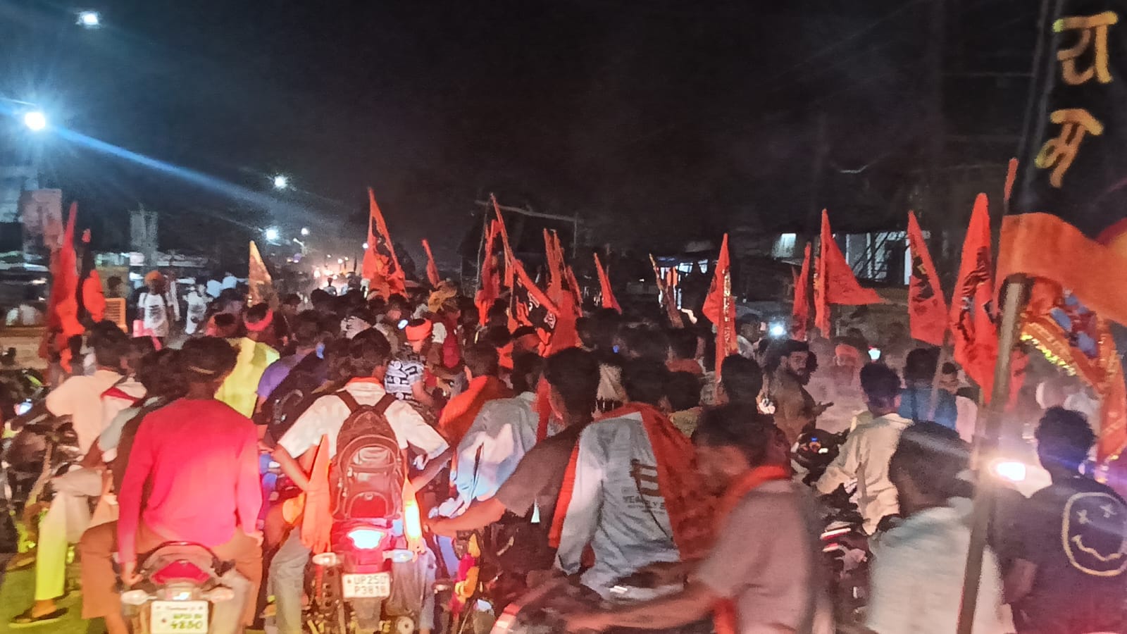 कछला चौराहे पर रविवार की देर रात श्रद्धालुओं का जनसैलाब उमड़ने के बाद लगा भीषण जाम। संवाद