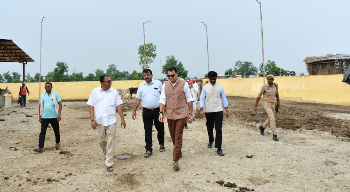 कछला पुल पर यातायात व्यवस्था देखते डीएम। सूचना