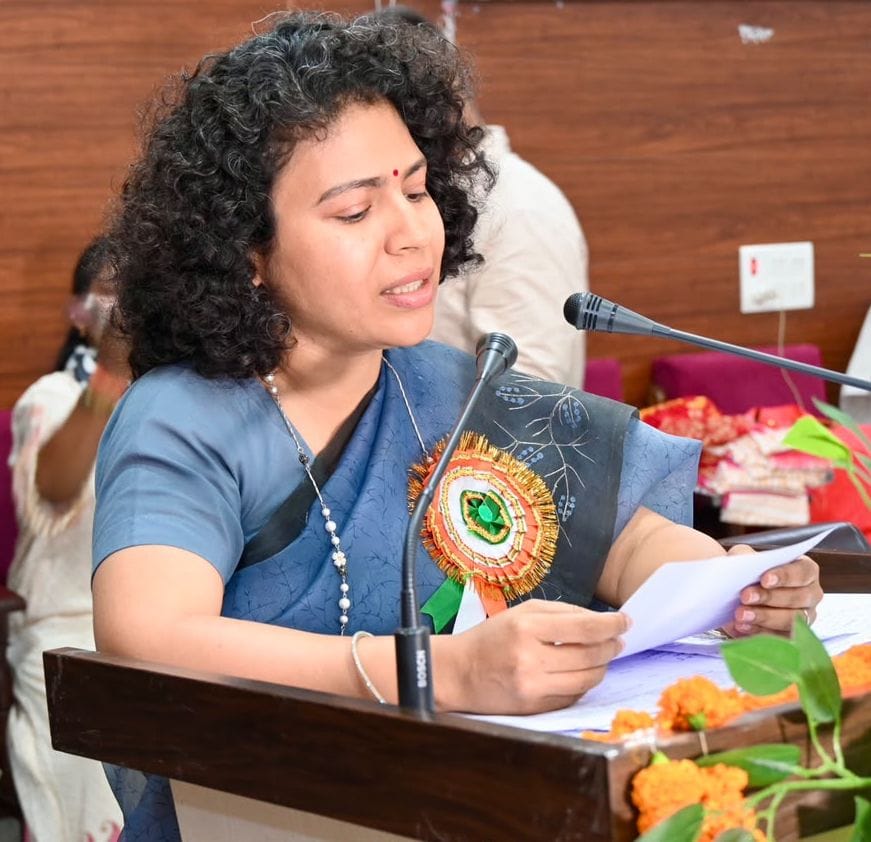 कुक्कुट निवेश सम्मेलन में जानकारी देतीं मंडलायुक्त दुर्गा शक्ति नागपाल व माैजूद लोग। स्रोत: सू कुक्कुट निवेश सम्मेलन में जानकारी देतीं मंडलायुक्त दुर्गा शक्ति नागपाल व माैजूद लोग। स्रोत: सू