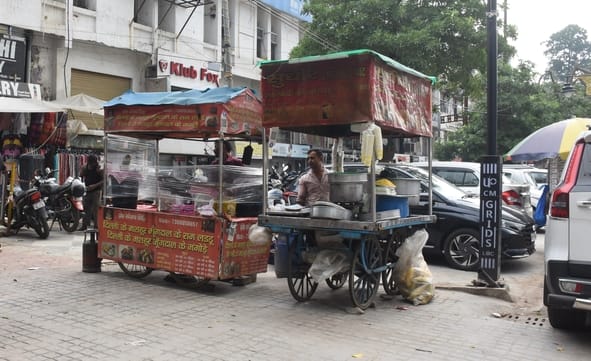कपूरथला में सड़क व फुटपाथ पर ठेले-खोमचे व गाडि़यों का कब्जा।