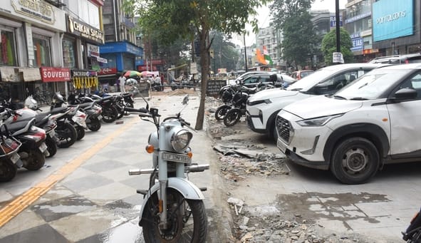 कपूरथला में सड़क व फुटपाथ पर ठेले-खोमचे व गाडि़यों का कब्जा।