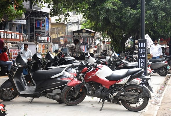 कपूरथला में सड़क व फुटपाथ पर ठेले-खोमचे व गाडि़यों का कब्जा।