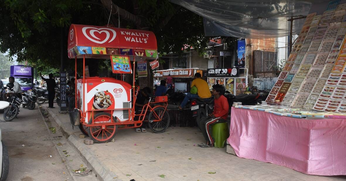 कपूरथला में सड़क व फुटपाथ पर ठेले-खोमचे व गाडि़यों का कब्जा।