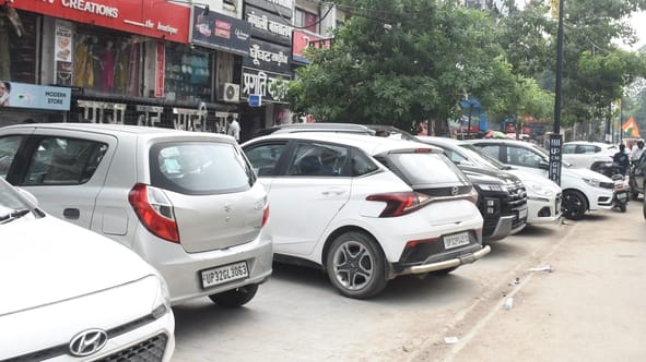 कपूरथला में सड़क व फुटपाथ पर ठेले-खोमचे व गाडि़यों का कब्जा।