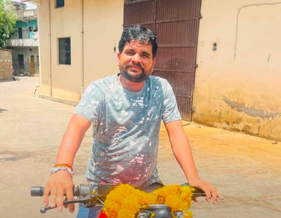 कार पर लगाई थी यह नेम प्लेट