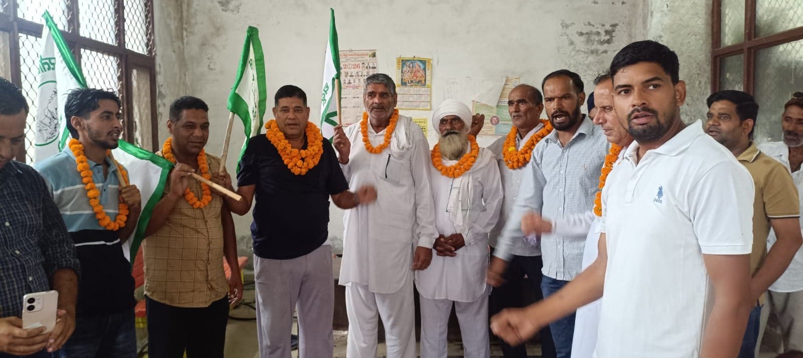 कुरुक्षेत्र। मांगों को लेकर विद्युत सदन परिसर में नारेबाजी करते बिजली कर्मचारी और अधिकारी। संव कुरुक्षेत्र। मांगों को लेकर विद्युत सदन परिसर में नारेबाजी करते बिजली कर्मचारी और अधिकारी। संव