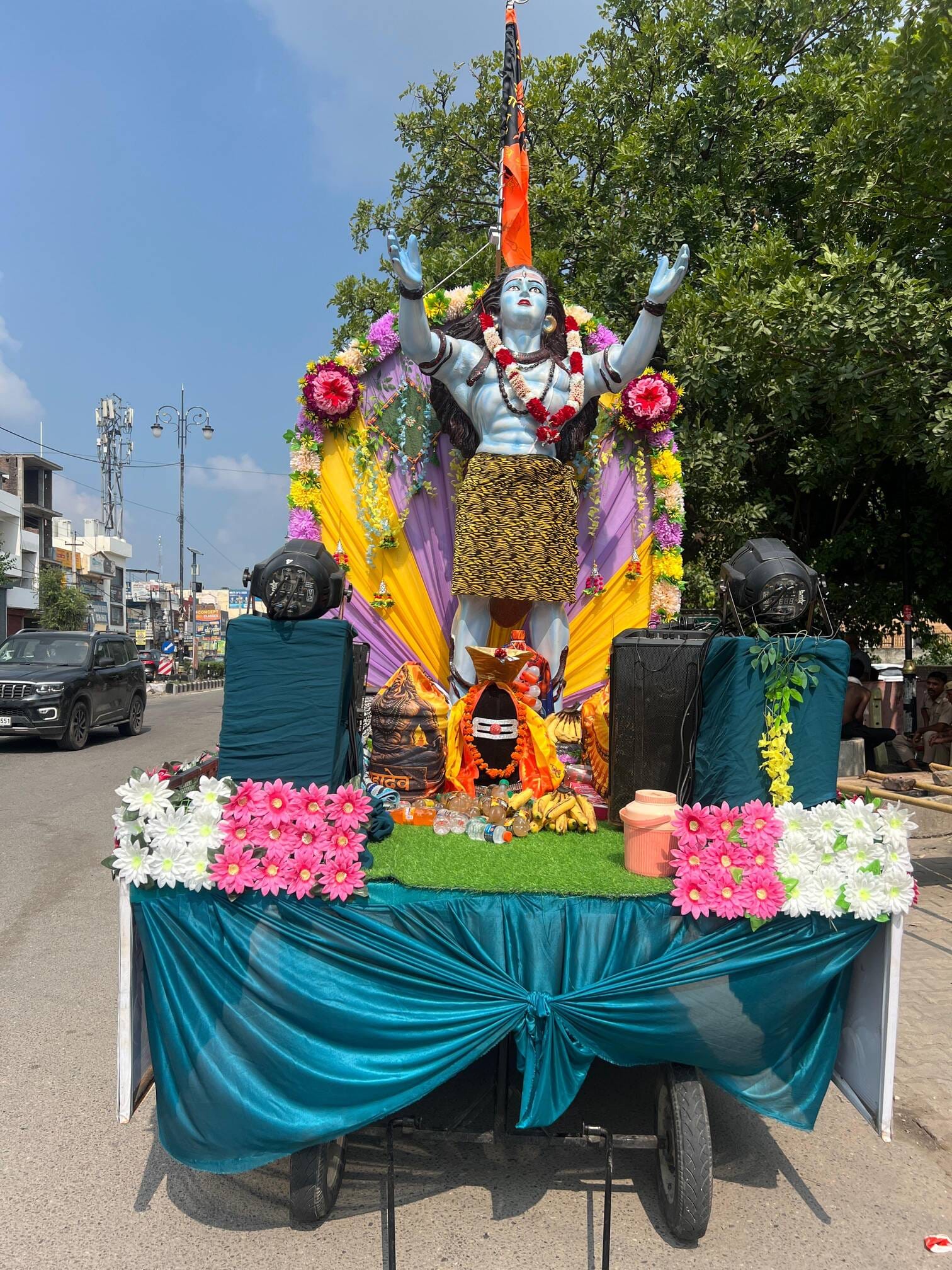 कुरुक्षेत्र। पिपली-लाडवा रोड से डाक कांवड़ लेकर आगे बढ़ता शिवभक्त। संवाद