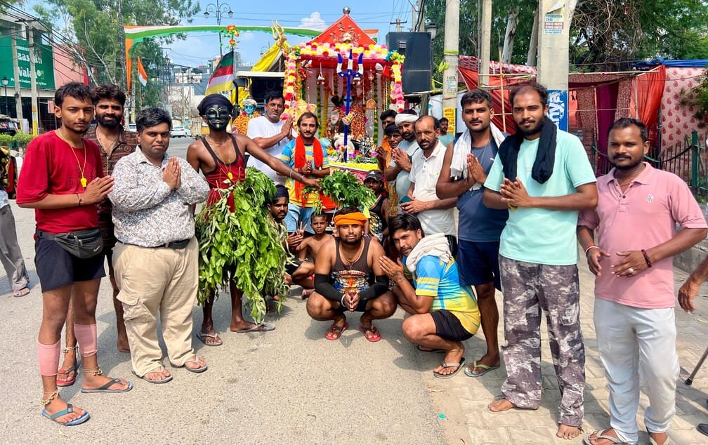 कुरुक्षेत्र। पिपली-लाडवा रोड से डाक कांवड़ लेकर आगे बढ़ता शिवभक्त। संवाद